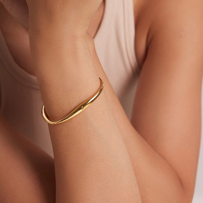 Women’s Twisted Gold Bangle