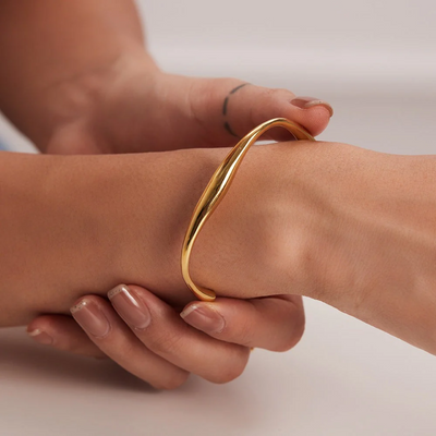 Women’s Twisted Gold Bangle