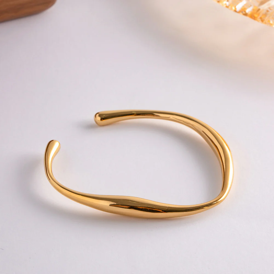 Women’s Twisted Gold Bangle