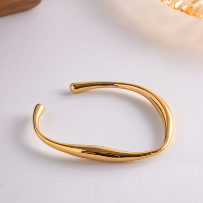 Women’s Twisted Gold Bangle
