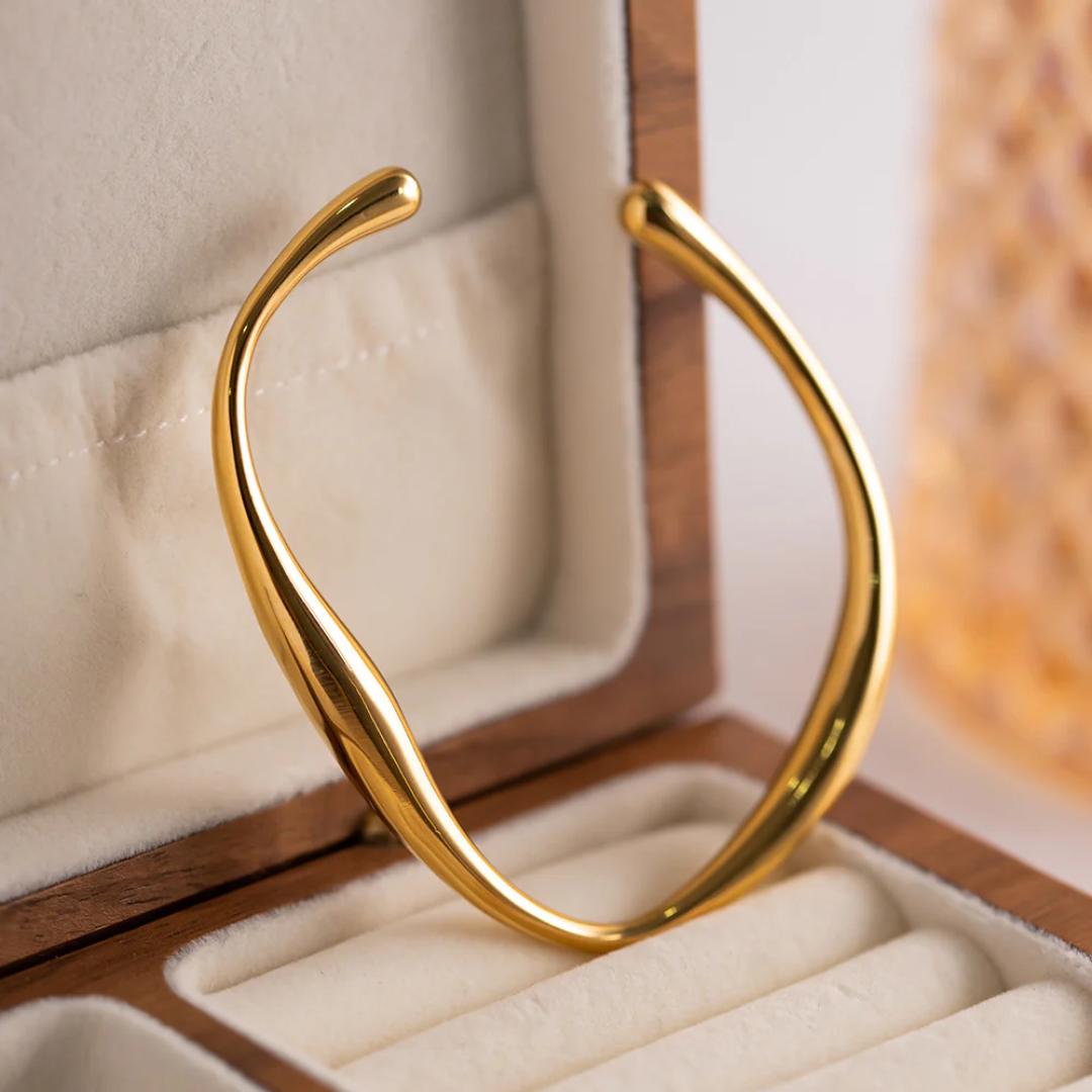 Women’s Twisted Gold Bangle
