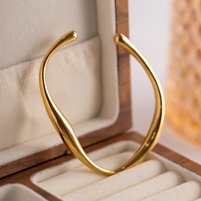 Women’s Twisted Gold Bangle