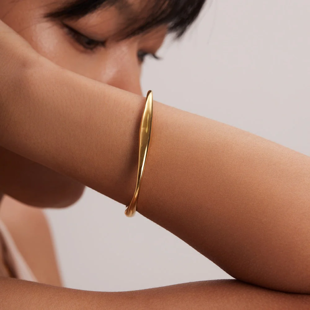 Women’s Twisted Gold Bangle